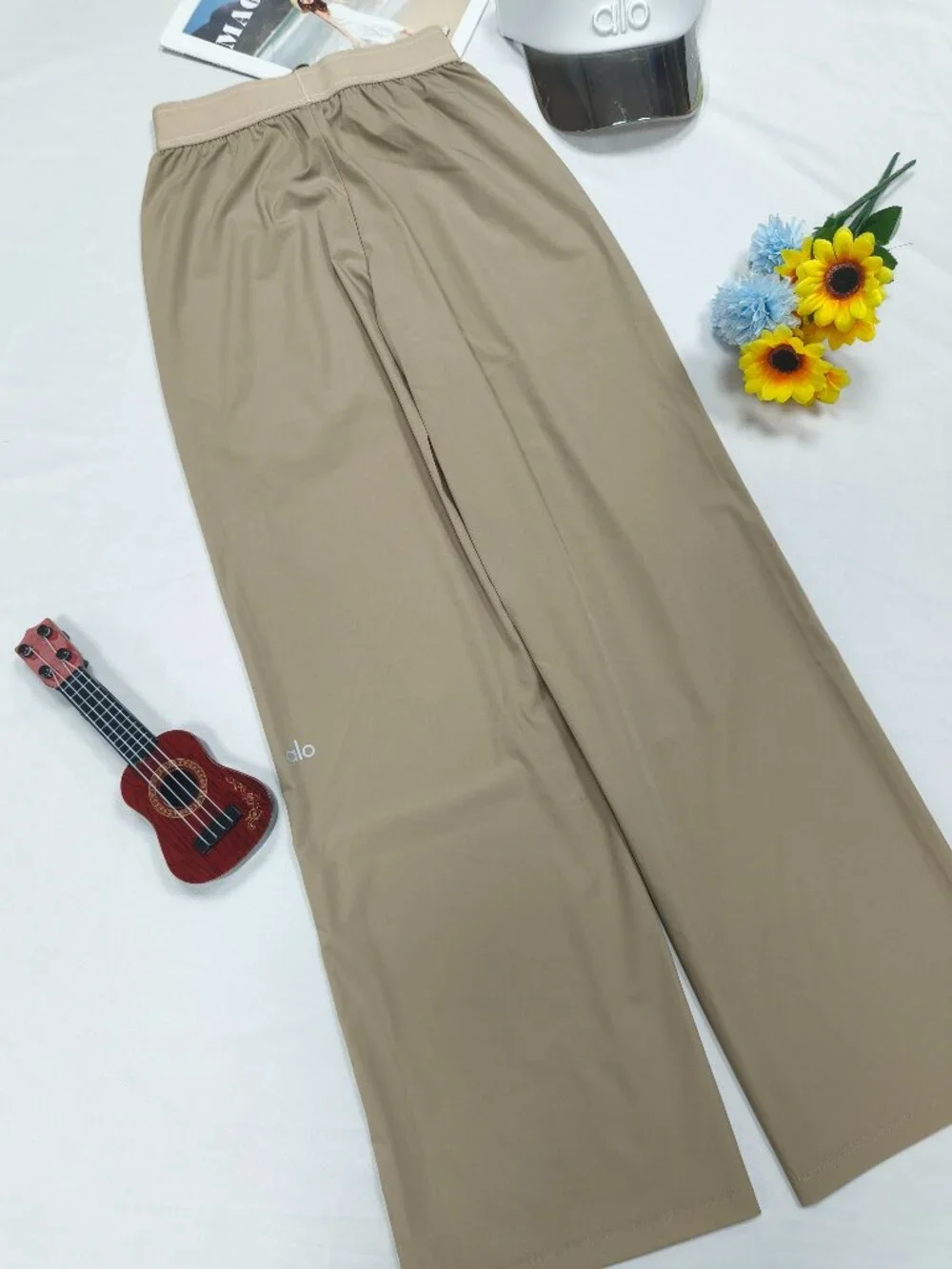 ALO Yoga Wide-Leg Trousers in Taupe
